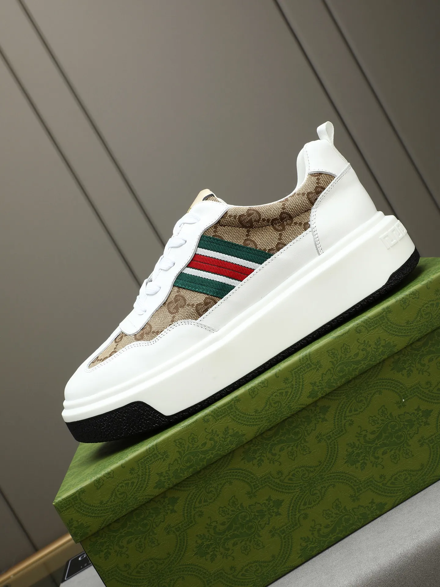 Men's shoes 💰480 New men's shoes GUCCI Fashion trend Made of first-layer calfskin ➕ washed sheep lining! The foot feels super comfortable and the workmanship is impeccable. Foam ultra-light outsole, size: 38-44 (45 customized) 4 colors to choose from!